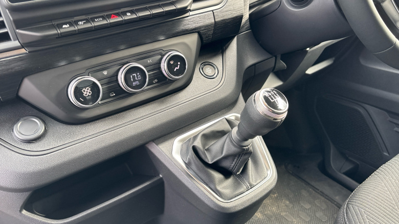 Nissan Primastar 30 L2 Diesel 2.0 dCi 150ps H1 Tekna Van